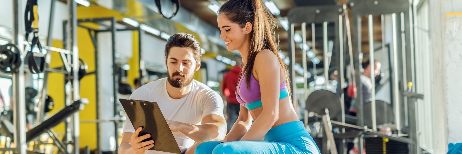 Personal Trainer fazendo anamnese com aluna.